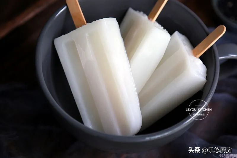 小时候常吃的老冰棍,在家做很简单,用牛奶、糖、糯米粉就可以做,想吃可以学(图1) 小时候常吃的老冰棍,在家做很简单,用牛奶、糖、糯米粉就可以做,想吃可以学(1)
