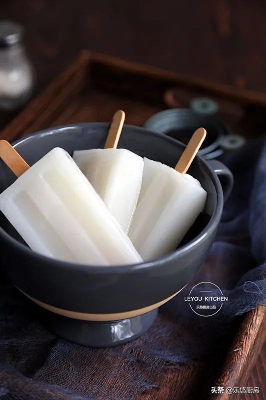 小时候常吃的老冰棍,在家做很简单,用牛奶、糖、糯米粉就可以做,想吃可以学(图2) 小时候常吃的老冰棍,在家做很简单,用牛奶、糖、糯米粉就可以做,想吃可以学(2)