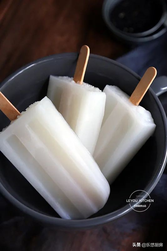 小时候常吃的老冰棍,在家做很简单,用牛奶、糖、糯米粉就可以做,想吃可以学(图3) 小时候常吃的老冰棍,在家做很简单,用牛奶、糖、糯米粉就可以做,想吃可以学(3)