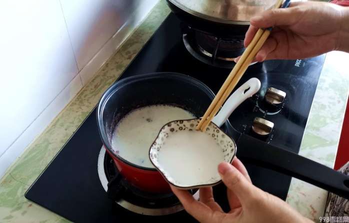 红豆牛奶雪糕制作方法(教你一碗红豆一袋牛奶家自制雪糕)(图5) 红豆牛奶雪糕制作方法(教你一碗红豆一袋牛奶家自制雪糕)(5)