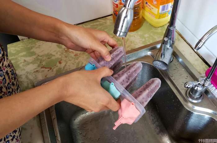 红豆牛奶雪糕制作方法(教你一碗红豆一袋牛奶家自制雪糕)(图12) 红豆牛奶雪糕制作方法(教你一碗红豆一袋牛奶家自制雪糕)(12)