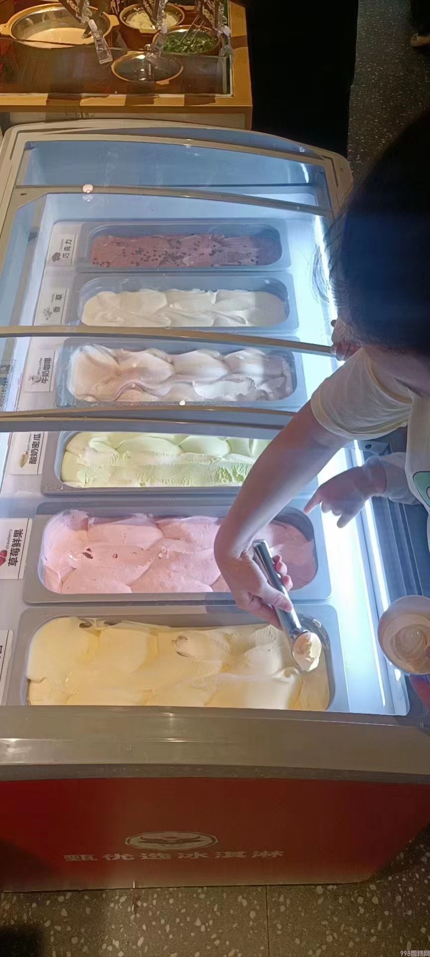 甄优选牛乳餐饮大桶装冰淇淋草莓鲜果冰淇淋 4KG(图2) 甄优选牛乳餐饮大桶装冰淇淋草莓鲜果冰淇淋 4KG(2)